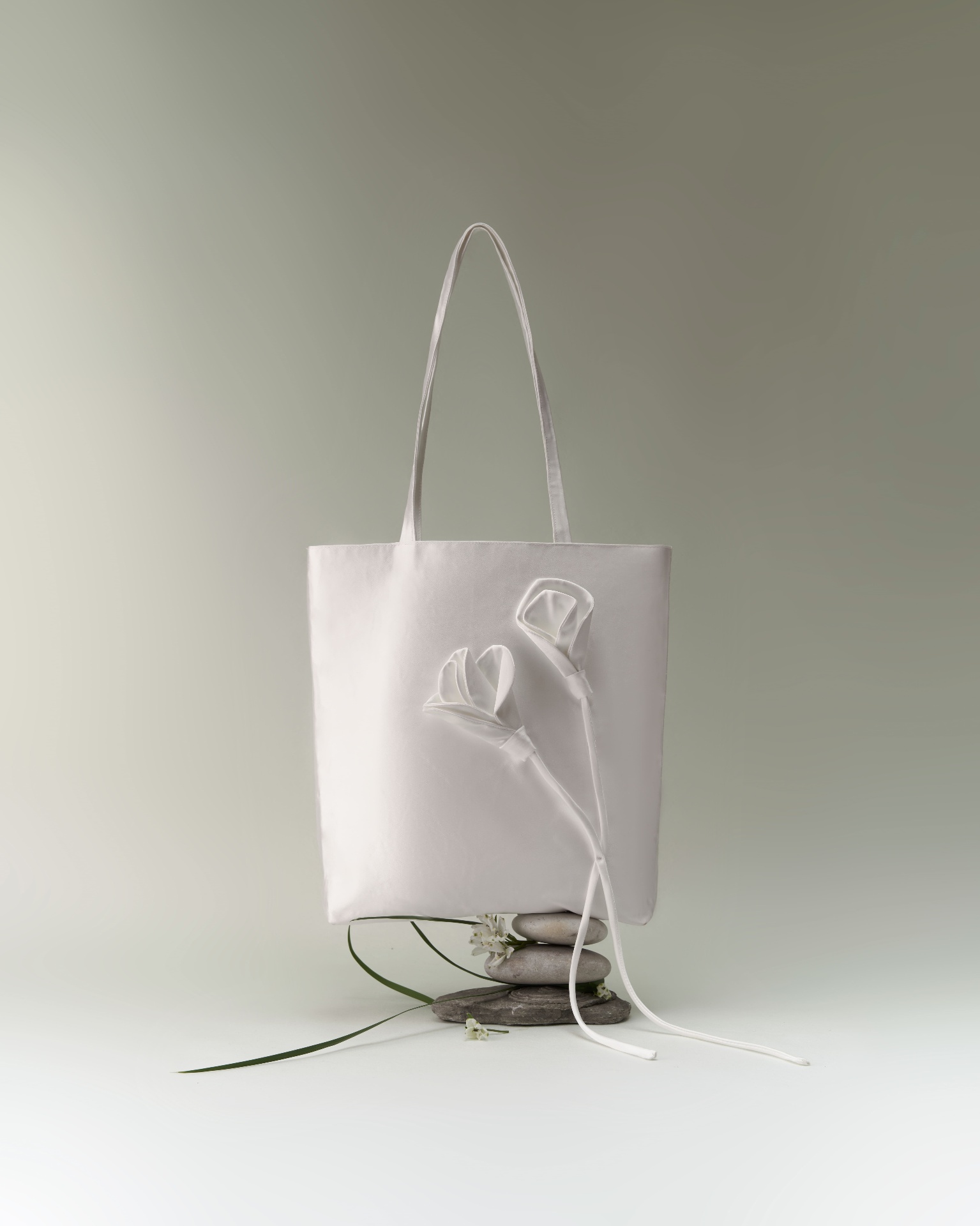 BBold ivory satin tote with floral applique
